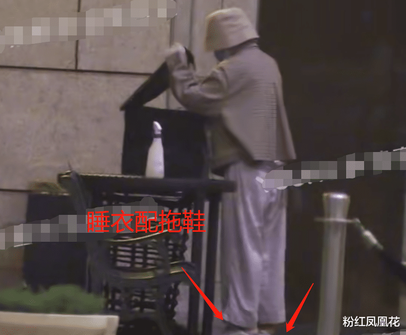 景甜|张子枫穿睡衣拿外卖被偷拍！太瘦裤腿空荡荡，脚上一双拖鞋太抢镜