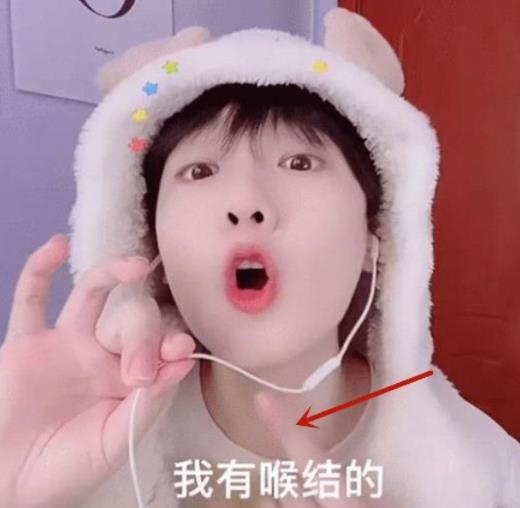 梅利爱说事 “吃个桃桃”风小逸怂了?直播唱歌不敢露脸,网友:你在害怕什么