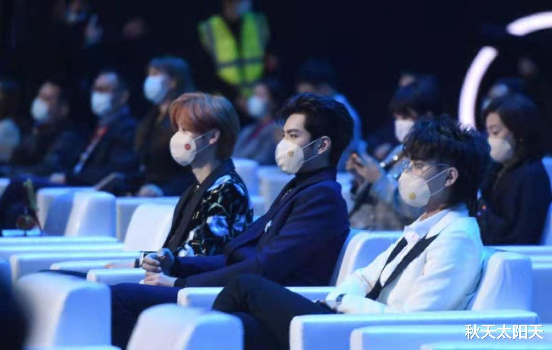 王一博|微博之夜名场面：归国四子暗暗较劲，王一博因迷你摩托直接黑脸