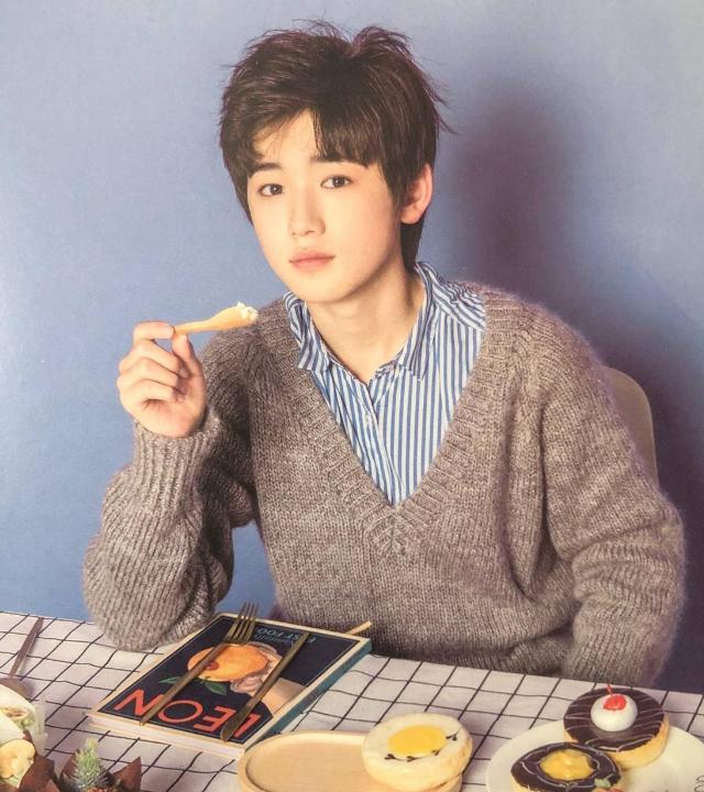 宋亚轩|宋亚轩反拍私生将照片挂网上，私生饭：道歉，我有抑郁症