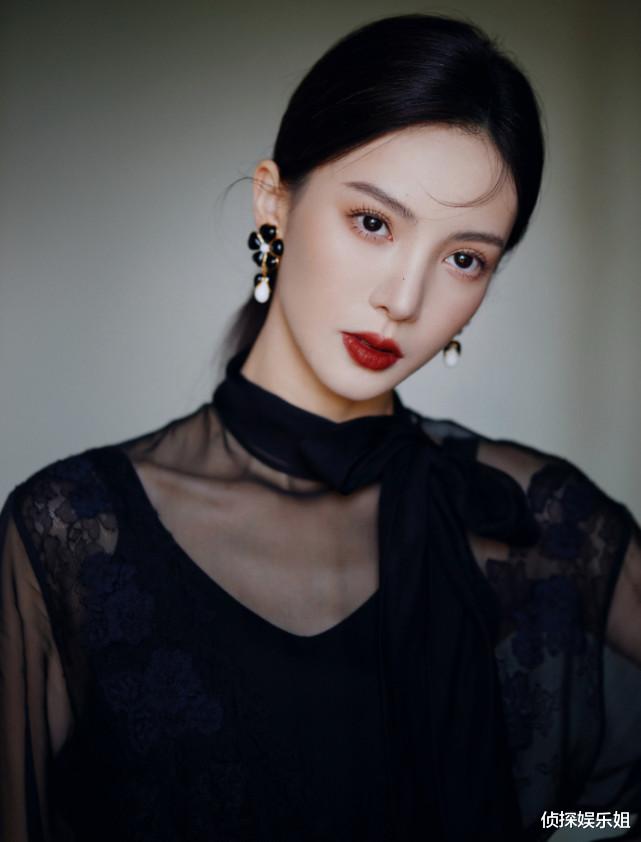 金晨|金晨活动生图曝光，穿吊带白裙又高又瘦，腕线过裆身材比例完美