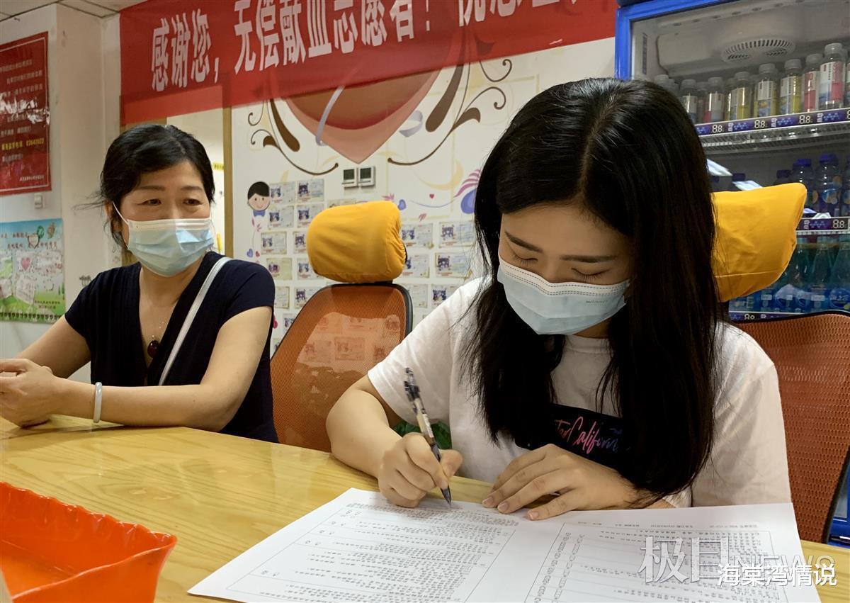 海棠湾情说|“热血二代”坐上采血椅，无偿献血211次的妈妈化身志愿者
