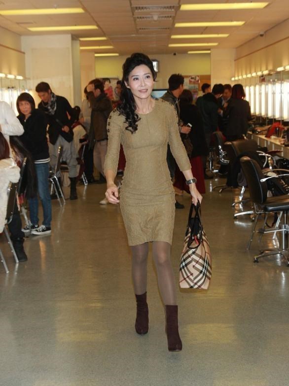 小陈有说 叶玉卿年过半百身材宛如少女,穿上紧身衣之后,同龄人看了都羡慕