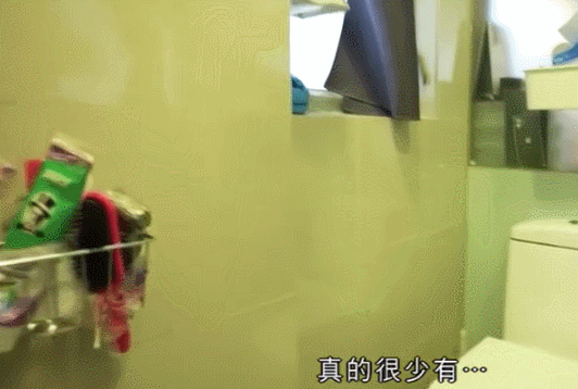 宋仲基|香港小夫妻蜗居9㎡劏房，床上晾衣服柜子后是卫生间，太难了