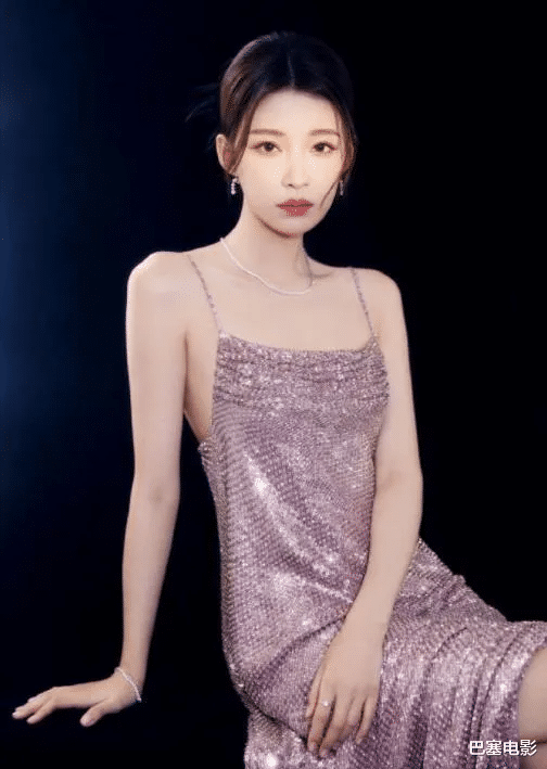 童瑶|2021惊艳红毯：童瑶“惹火”，杨幂、刘雯鲨疯了，鞠婧祎美得意外