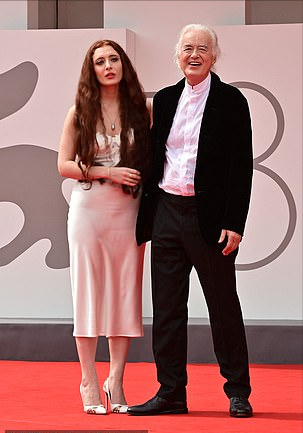 威尼斯|77岁爷爷和32岁女友亮相威尼斯！女友裸色睡衣风太好看，女神气质