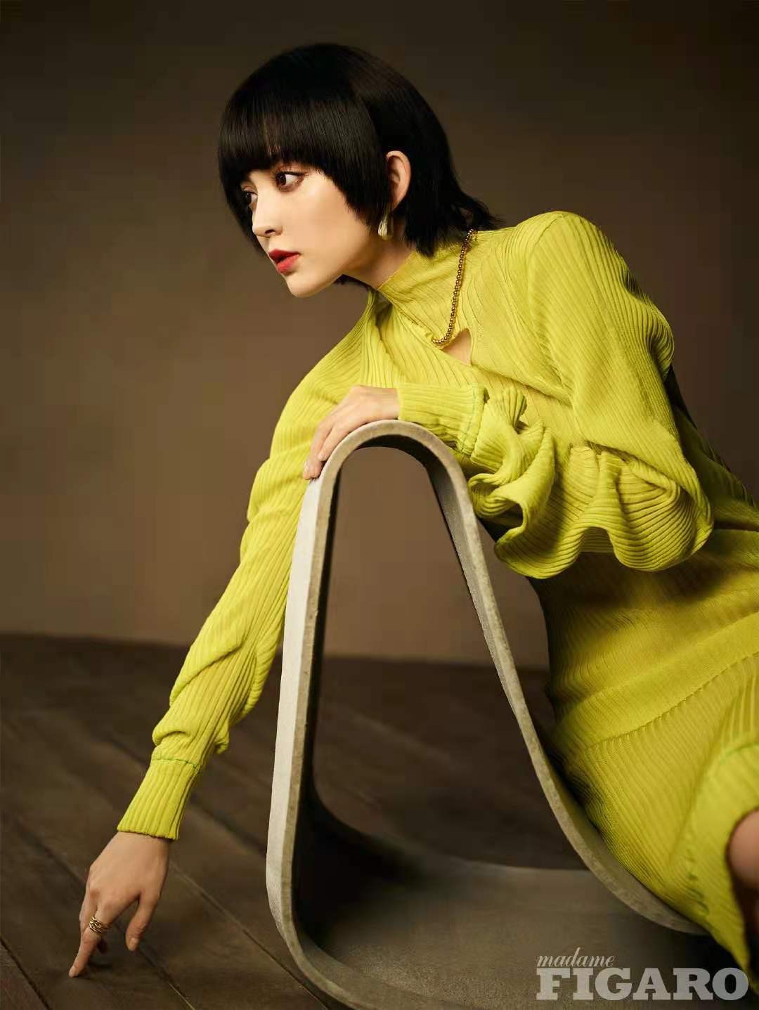 古力娜扎|神颜娜扎竟然翻车了?新大片换蘑菇头瞬间变乡土,还好身材够性感