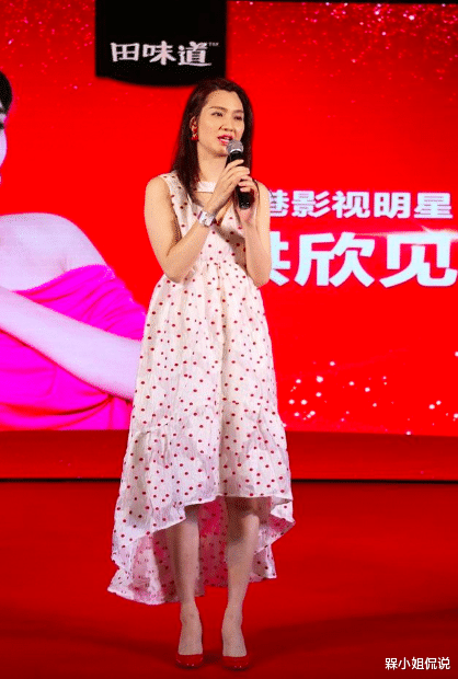槑小姐侃说 洪欣真不把自己当50岁看待,年过半百仍不低调,穿露肩裙青春洋溢