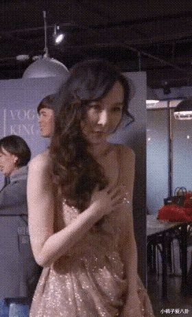 萧蔷|52岁萧蔷太疯狂！穿深V礼服弯腰被粉丝偷窥当场发火，说的话让人目瞪口呆