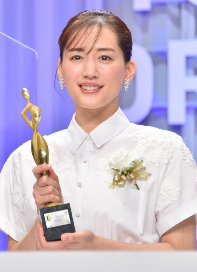 八只爪的猫 日本“国民女神”绫濑遥夺视后，一袭白裙上台领奖，颜值气质俱佳