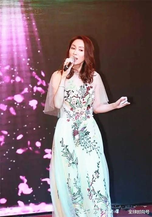 全球时尚号|50岁郭可盈美出新高度,穿刺绣印花裙仙气飘飘,女神范十足