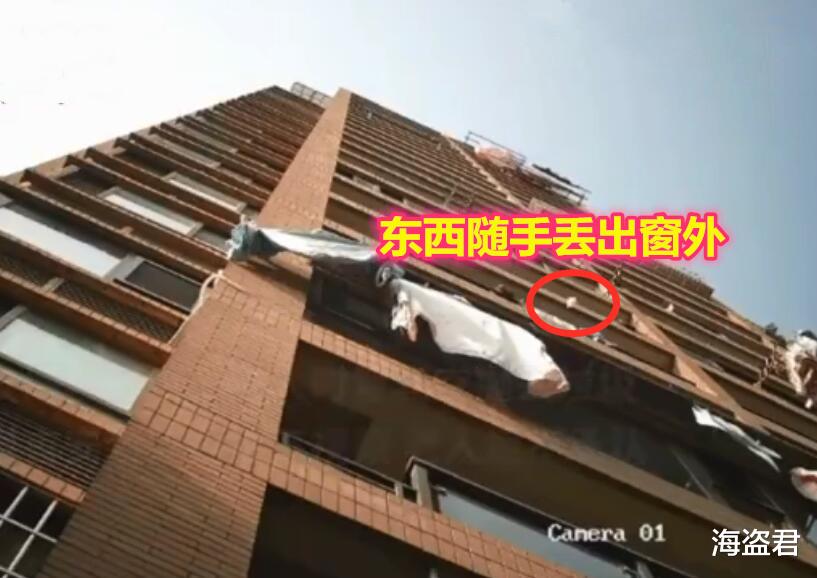 摄像头 老人多次“高空倒剩汤”，汤水撞击阳台飞溅，楼下晒的衣服全遭殃