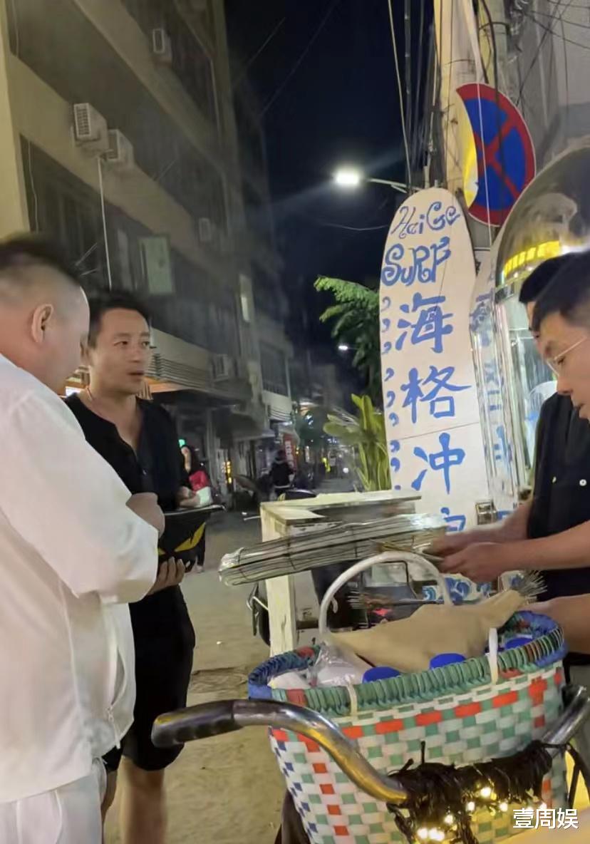 杨紫|汪小菲离婚之后心情大好，跟异性在三亚吃烧烤，小日子过得滋润