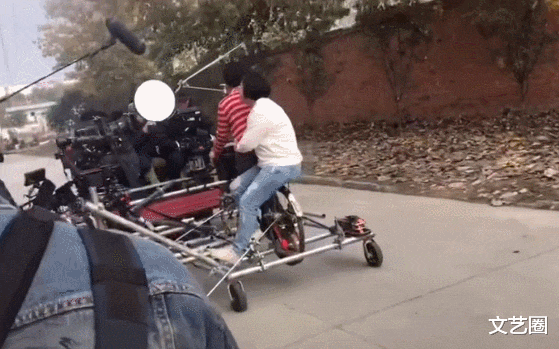 贾玲|《你好，李焕英》妈妈骑自行车载贾玲的戏竟然是假的！网友嘲贾玲太胖载不动