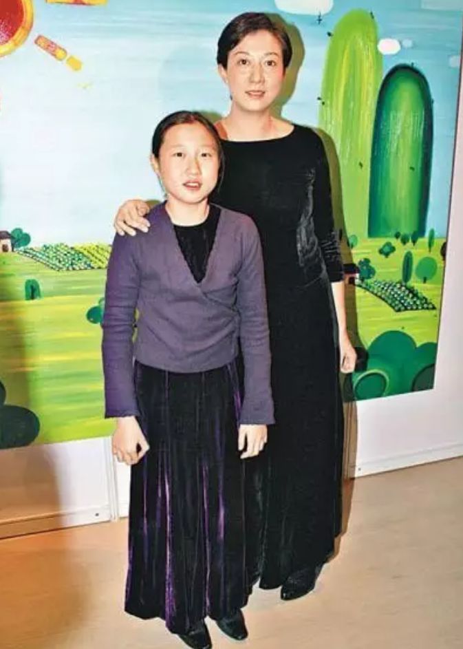 吴卓林|“成龙私生女”吴卓林:爹不认,娘不教,现实版被嫌弃的一生