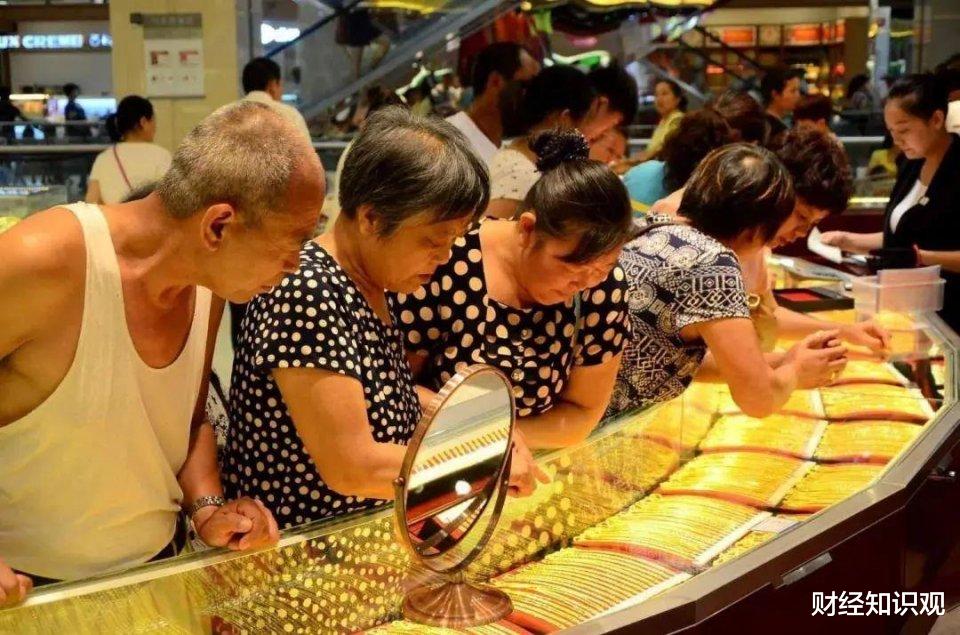 黄金 2008年一个人拿10万买黄金，另一人拿10万存银行，现在谁更有钱？