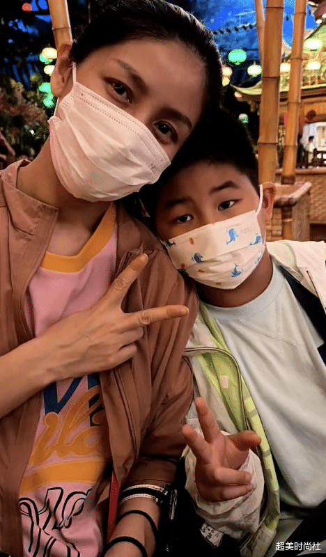 超美时尚社|沙溢携全家出游,胡可怼脸自拍眼袋抢镜,俩儿子穿同款外套太可爱