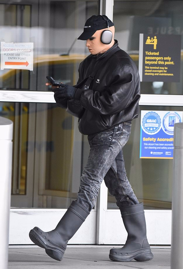 金·卡戴珊|坎爷出街造型比金卡戴珊还酷！戴着面具穿雨靴亮相，比金姐更个性