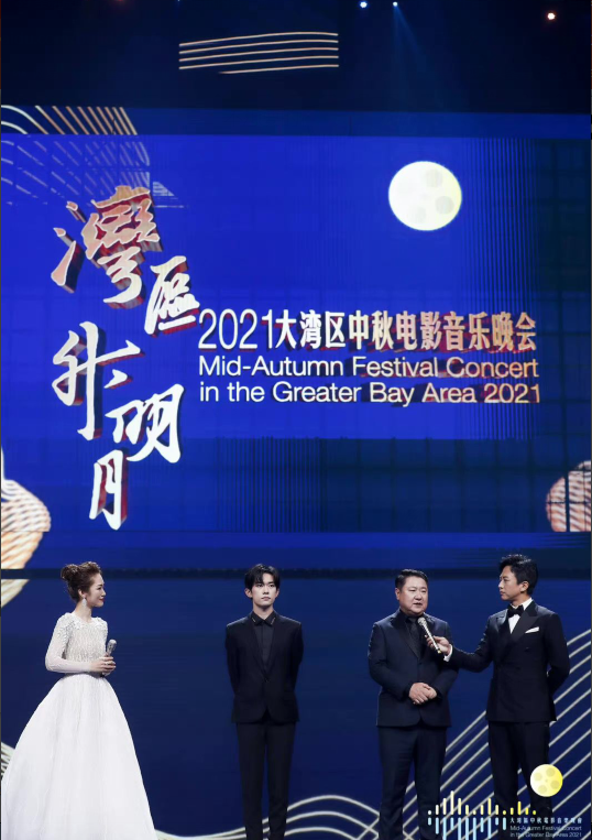 赵丽颖|《老九门2》官宣后，赵丽颖陈伟霆首度同框，二人同桌中间却隔一人