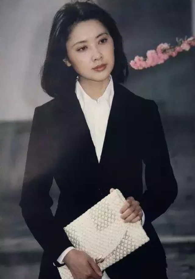 怦然再心动|女儿国国王颜值有多绝？年轻时漂亮到犯规，放大十倍都零瑕疵！