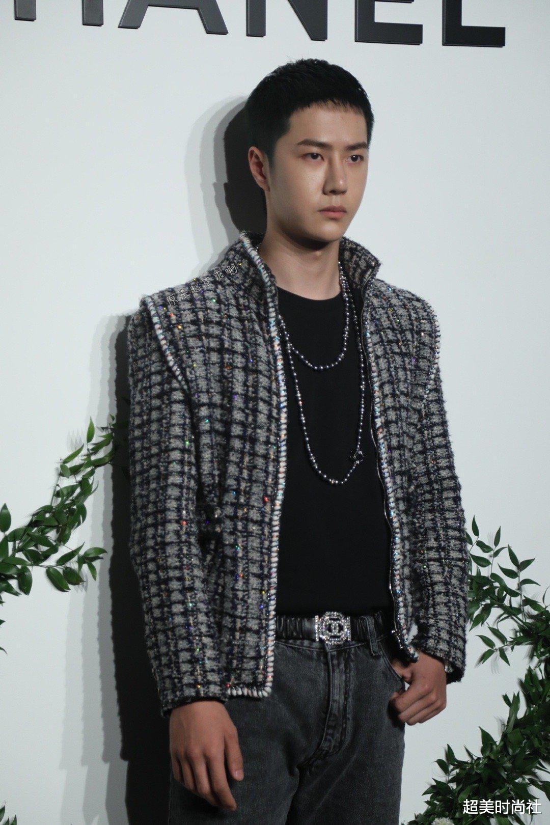 香奈儿|年轻男星也逃不过发福？王一博再穿香奈儿女装，却因身材惹群嘲