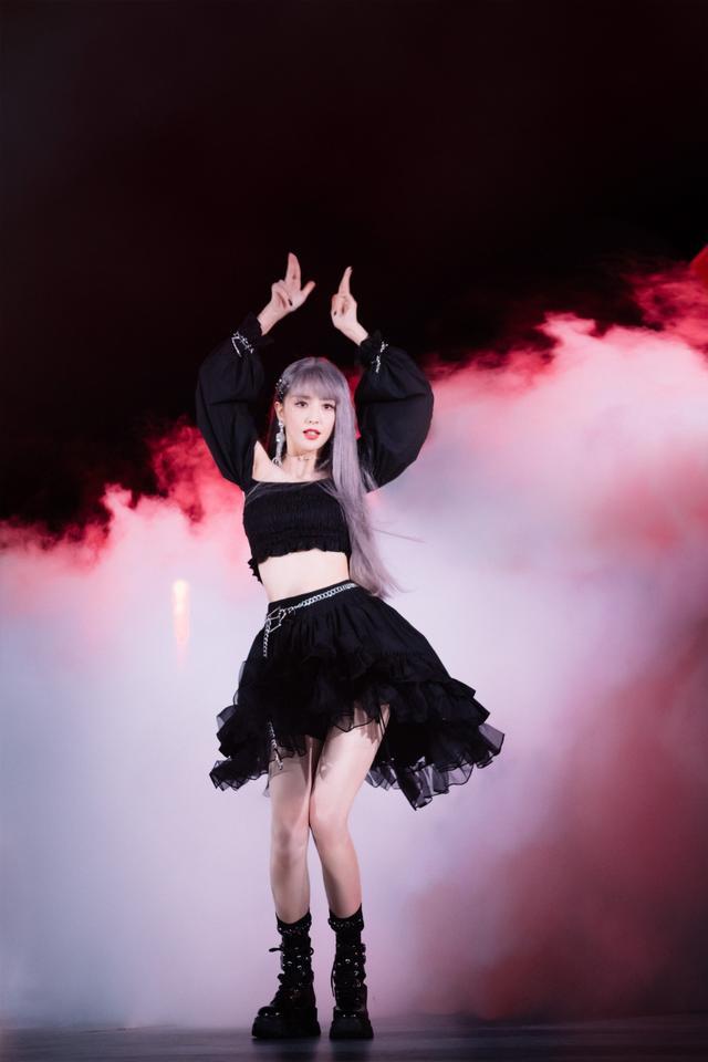 旗袍公馆 佟丽娅“女团造型”上热搜,穿蓬蓬裙染紫发,这也太惊艳了吧