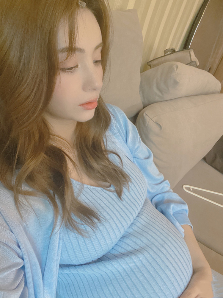 猫姐穿搭经|麦迪娜也太臭美了吧？孕晚期穿豹纹裙偏野性，一点儿不像二胎妈