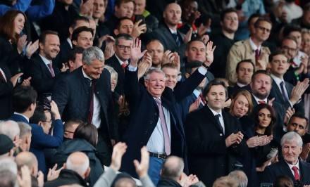 弗格森|弗格森80大壽，曼聯(lián)主場巨旗致敬！C羅贏球傳合照：爵爺生日快樂