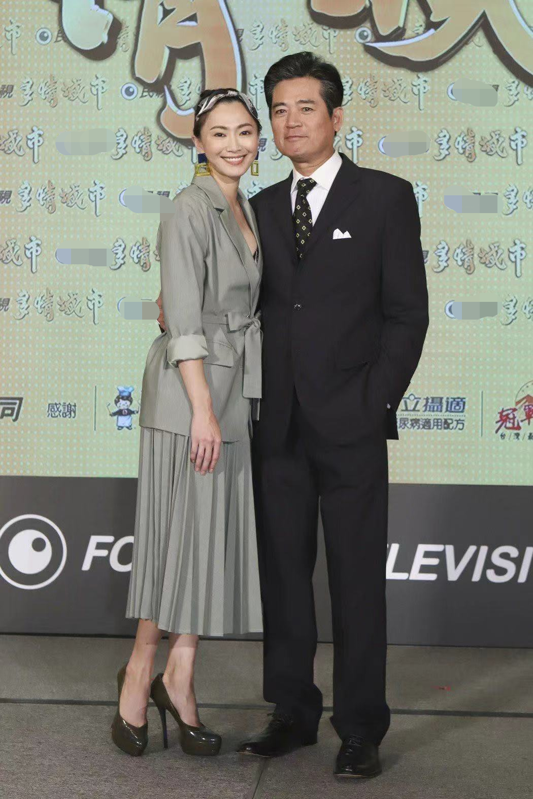 侯怡君|又一对明星官宣结婚！相差23岁被指“父女恋”，爱情长跑已20年