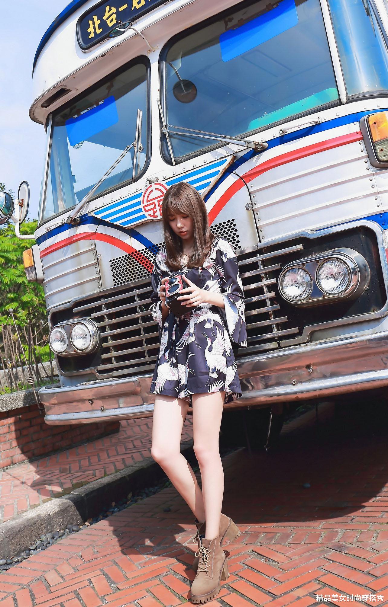 精品美女时尚穿搭秀|秋日这样穿碎花裙，优雅又不失女人味