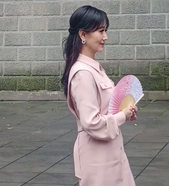 西施|赵雅芝穿小粉裙逛成都青城山，摇着扇子动作优雅：不像66岁女人