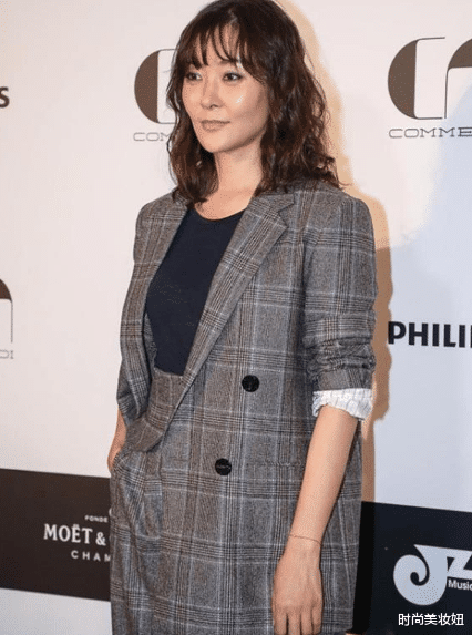 穿衣搭配|48岁柯蓝大胆换风格,穿西装套装配烟熏妆A爆,泡面头太“油腻”