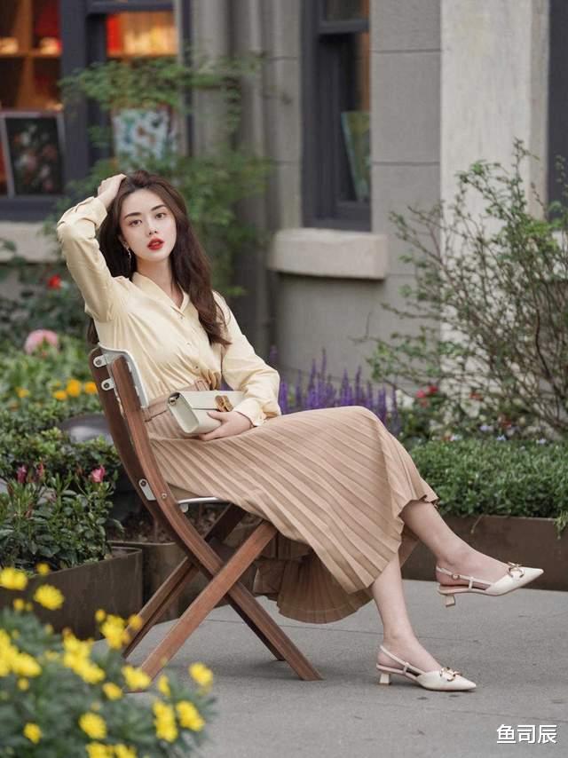 鱼司辰|30+的女生怎么穿才有气质？白色衬衫配长款简约大方，减龄又洋气