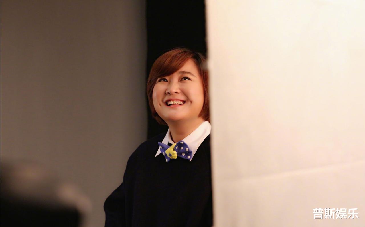 贾玲|贾玲的伟大姐姐：用双手撑起妹妹的明星梦，换来妹妹为她买车买房