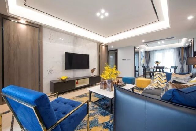 越来越多人电视背景墙这样装，简洁又优雅，让客厅瞬间高大上