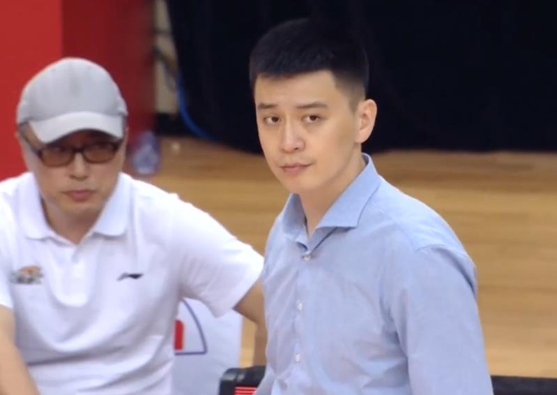 广东男篮|CBA总决赛搞笑一幕！郭艾伦和杨鸣庆祝之际，广东3秒打成2+1