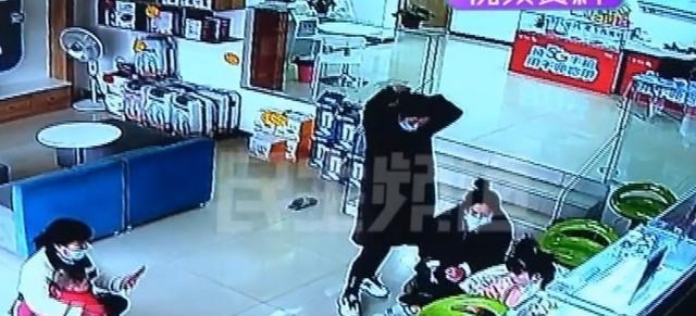 漫步动漫雨昼 郑州一女子怀孕6周，去电信营业厅办业务被3人殴打，婆婆崩溃痛哭