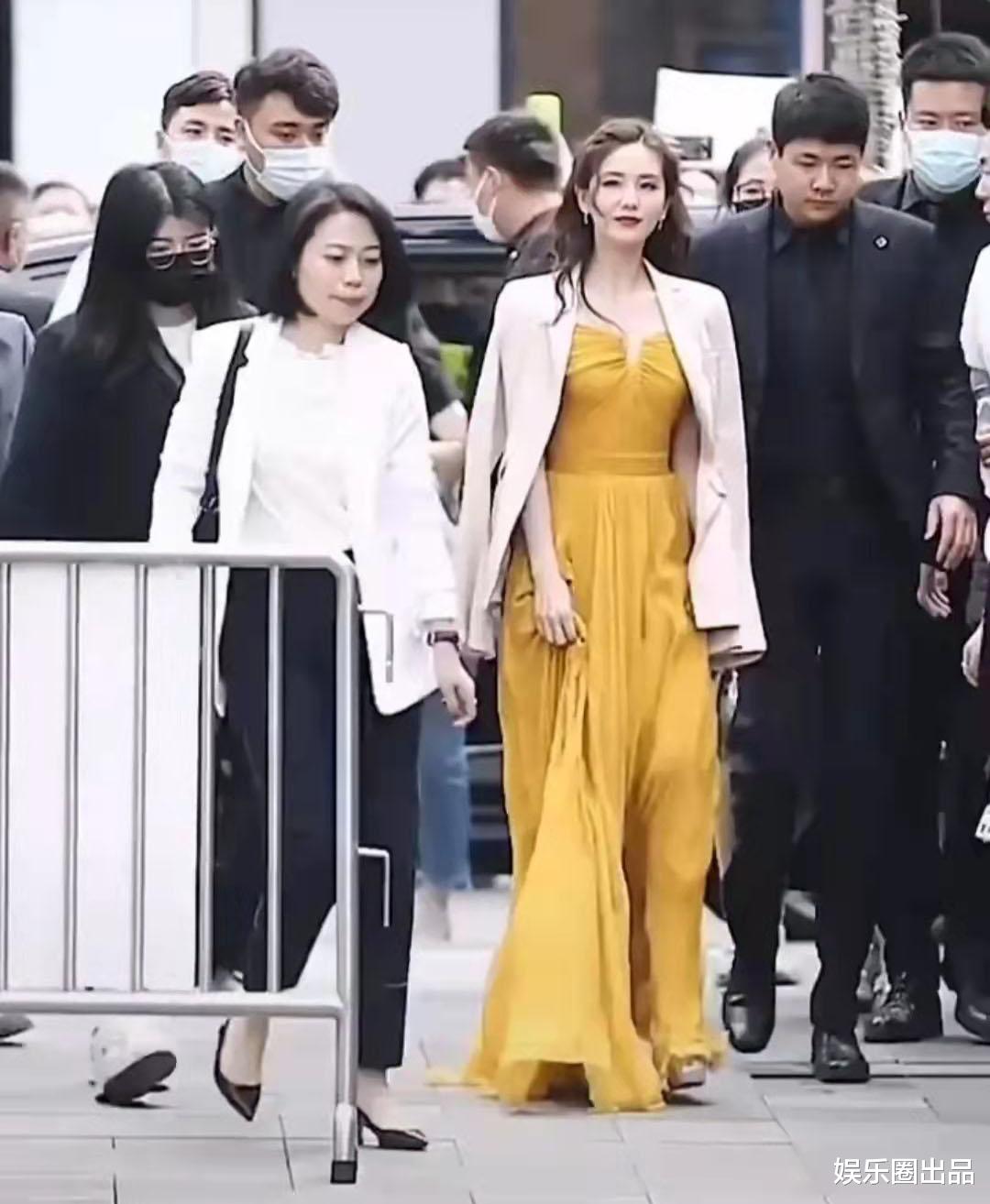 关晓彤|刘诗诗穿露肩装出席活动，身后跟着一排黑衣壮汉，排场太大惹争议