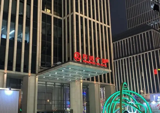 王健林|地产，王健林退、王思聪进！