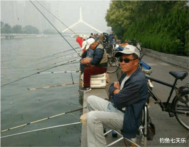 理赔|天津海河这样“钓鱼”也行？有人“可视锚鱼”加遥控船打窝，公开叫卖渔获物