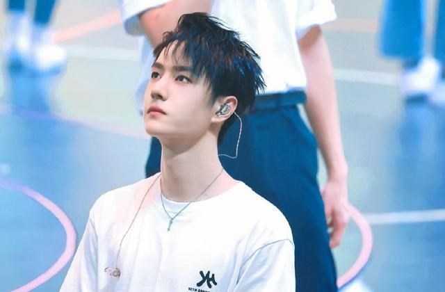 王一博|王一博官方粉丝团，发文内容端正，却被笑称太绿了！