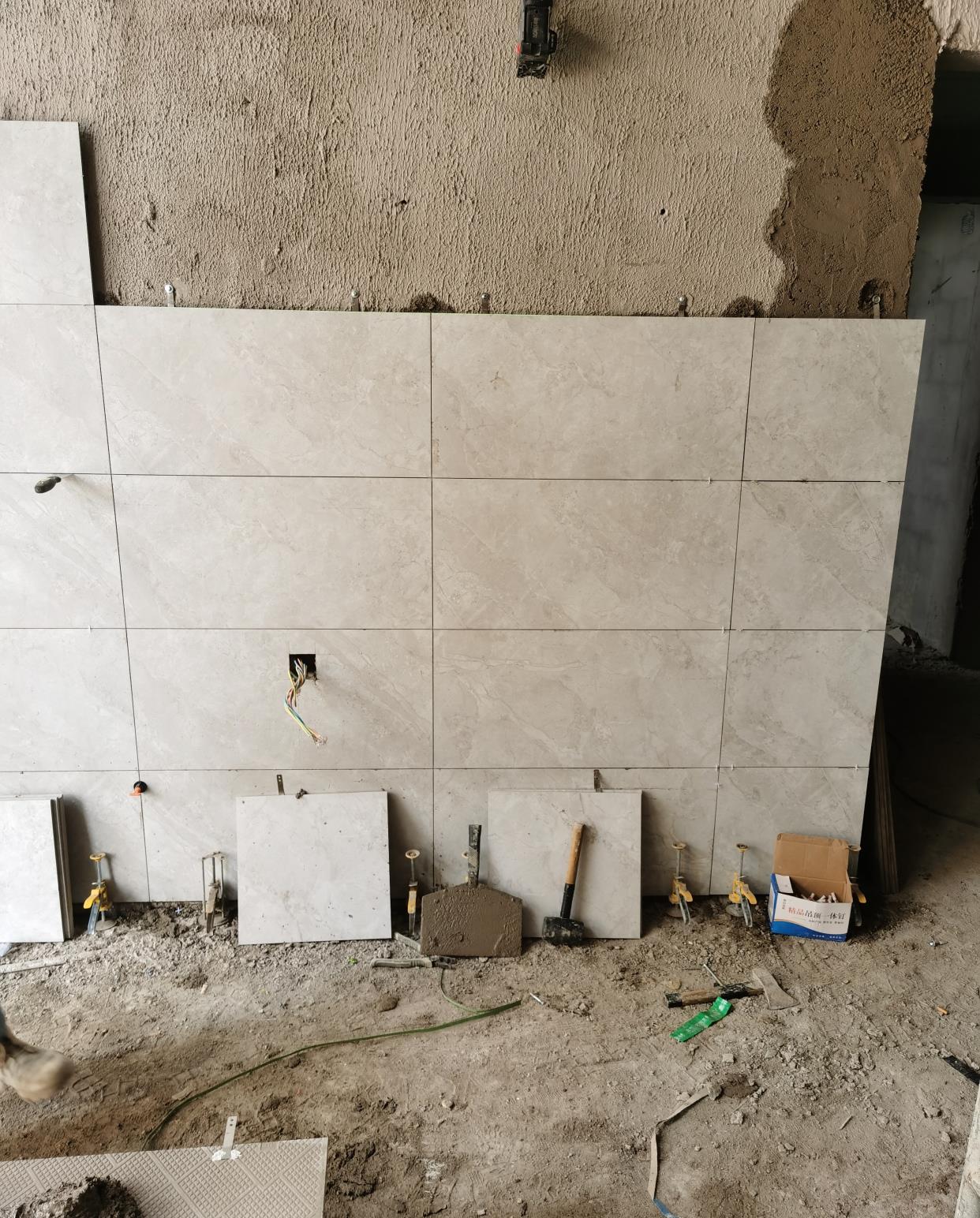 玻化砖上墙,2个原因决定了要刷背胶,还可以试试另外2种方法