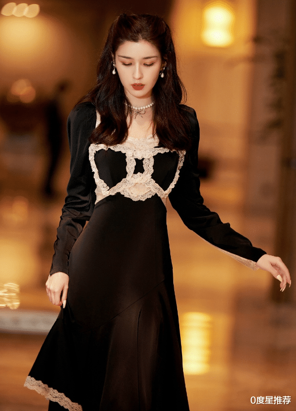 迪丽热巴|曾被夸颜值完胜迪丽热巴，今穿上衣只打一个结，25岁已美出天际