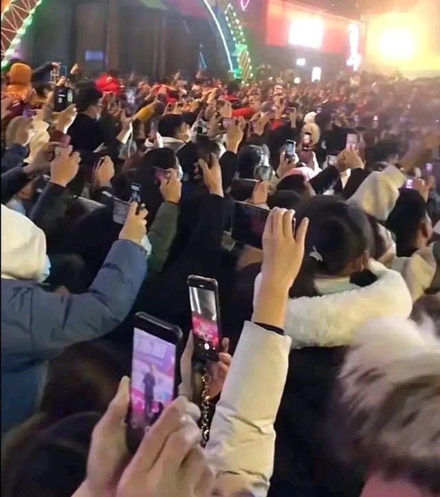 朱之文|大衣哥河北定州参加商演，单膝下跪与观众合影，导致场面失控