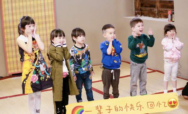 吴尊|吴尊晒《爸哪》三家重聚照！4年后萌娃长相变化大，杜江一家缺席