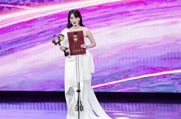 张小斐|张小斐金鸡奖封后,刘浩存白白被骂了这么久,太惨了!
