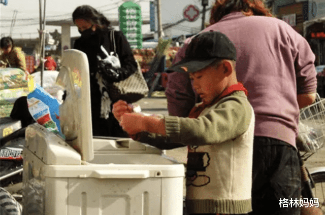 格林妈妈|网红\＂杀鱼弟\＂服毒自尽：喝的不止是百草枯，还有对原生家庭的绝望