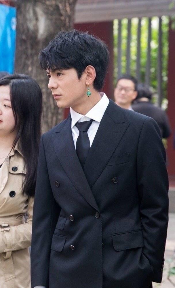 修图|丁真参加活动现场，未修图颜值立马被打回原形