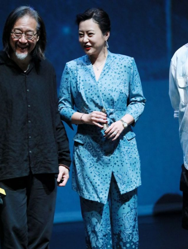 潮流前沿|郝蕾中年发胖也很美！穿大码国风套装巧收腰，雍容华贵又显瘦
