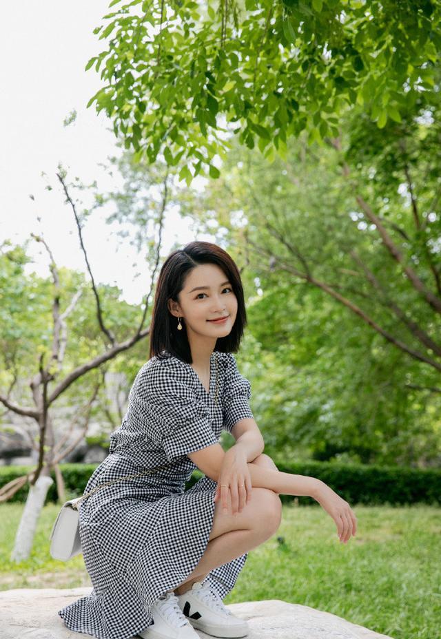 混搭时尚Anna|最近火了一种连衣裙叫“蝇拍裙”，显瘦又减龄，宋茜李沁都很宠它